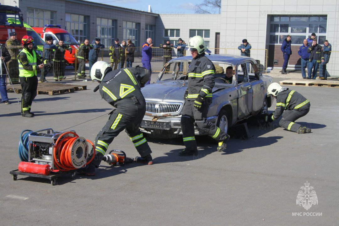 Соревнования по проведению аварийно-спасательных работ при ликвидации последствий ДТП проходят в Щелково