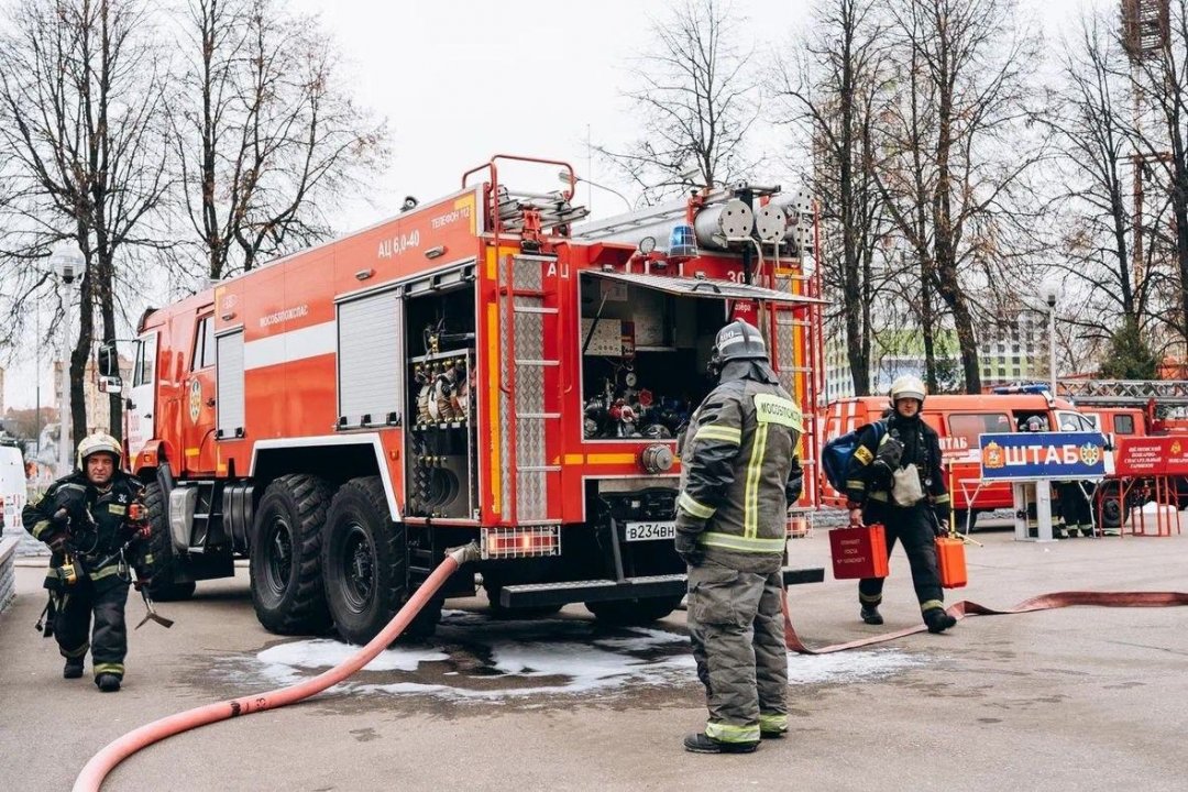 🙌 Подмосковные пожарные поделились опытом с иностранными коллегами 
 
🔥Специалисты Щелковского пожарно-спасательного гарнизона провели учения по тушению пожара и спасению людей на объектах с массовым пребыванием людей